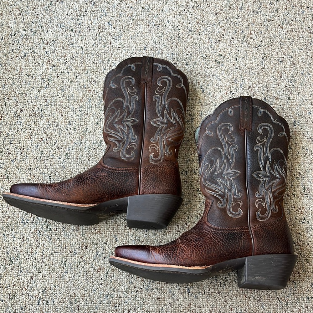 Ariat cowboy boots, In excellent condition, minor scuff in the toe.